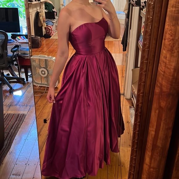 Betsy & Adam Dresses & Skirts - WORN ONCE - PROM DRESS, LIKE NEW AND DRY CLEANED 🦄 HAS POCKETS !!!